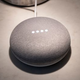 Imagen para el artículo titulado Análisis del Google Home Mini: tan bueno y fácil de usar que es difícil no enamorarse de él